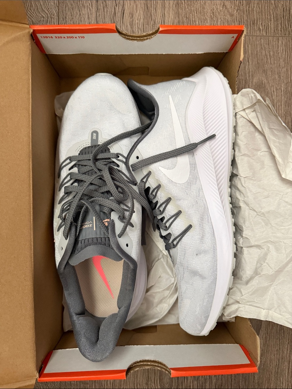 Nike WMNS Air Zoom Vomero 14 in Pure Platinum and Crimson Tint